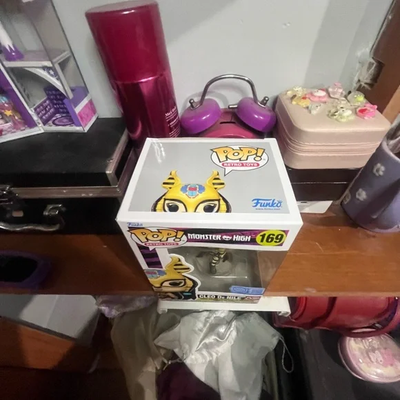 Funko Pop! Cleo de Nile Vinyl Figure - Yellow & Black with Teal Accents - Picture 4 of 5
